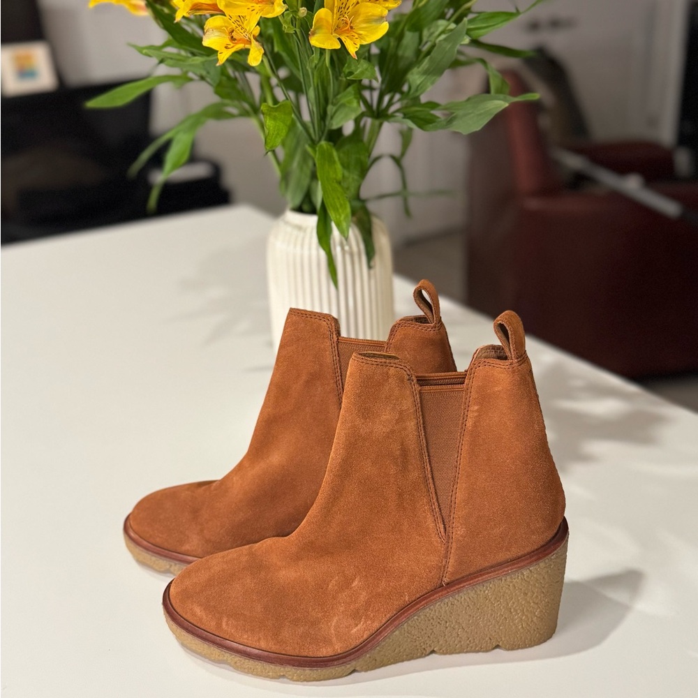 Clarks Clarkford Top Tan Suede Chelsea Ankle Boots, Size 10M. Never Worn.
